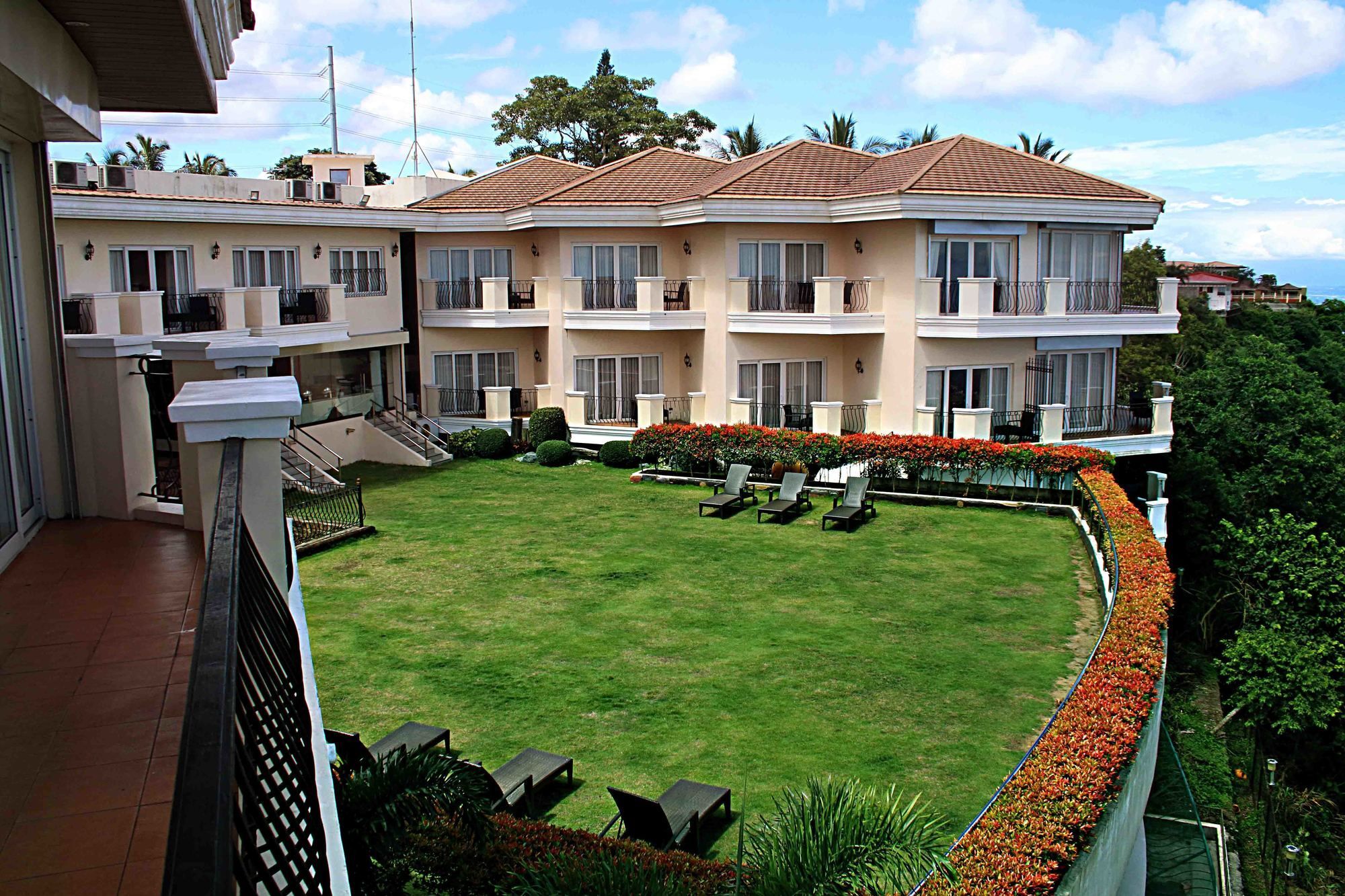 The Lake Hotel Tagaytay Tagaytay City Exterior photo